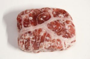 Saucisse plate de 180 Gr 1.80€ la pièce soit 9.90€ le Kg