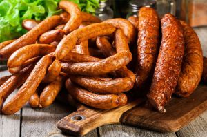 Saucisse fumée à cuire la pièce de 180 Gr 2.15€ la pièce soit 11.80€ le KG